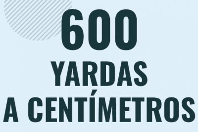 Profesor en pizarra explicando cuanto es 600 yardas en centimetros o como pasar de 600 yd a cm