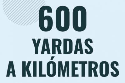 Profesor en pizarra explicando cuanto es 600 yardas en kilometros o como pasar de 600 yd a km