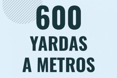 Profesor en pizarra explicando cuanto es 600 yardas en metros o como pasar de 600 yd a m