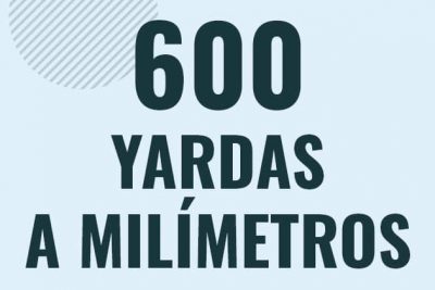 Profesor en pizarra explicando cuanto es 600 yardas en milimetros o como pasar de 600 yd a mm