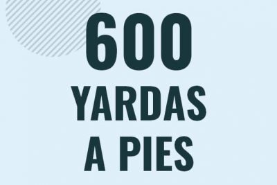Profesor en pizarra explicando cuanto es 600 yardas en pies o como pasar de 600 yd a ft