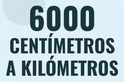 Profesor en pizarra explicando cuanto es 6000 centimetros en kilometros o como pasar de 6000 cm a km