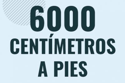 Profesor en pizarra explicando cuanto es 6000 centimetros en pies o como pasar de 6000 cm a ft