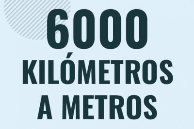 Profesor en pizarra explicando cuanto es 6000 kilometros en metros o como pasar de 6000 km a m