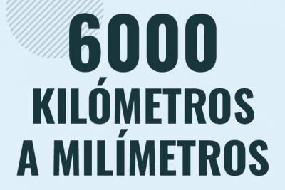 Profesor en pizarra explicando cuanto es 6000 kilometros en milimetros o como pasar de 6000 km a mm