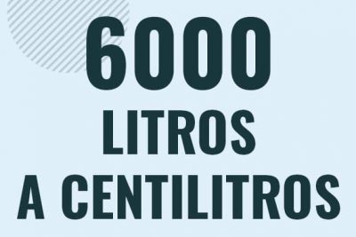 Profesor en pizarra explicando cuanto es 6000 litros en centilitros o como pasar de 6000 l a cl