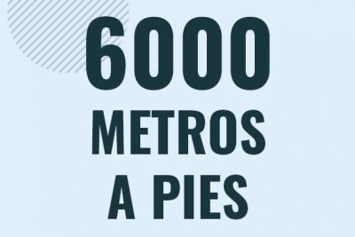 Profesor en pizarra explicando cuanto es 6000 metros en pies o como pasar de 6000 m a ft