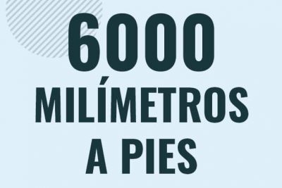 Profesor en pizarra explicando cuanto es 6000 milimetros en pies o como pasar de 6000 mm a ft