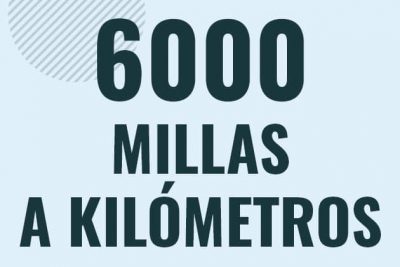 Profesor en pizarra explicando cuanto es 6000 millas en kilometros o como pasar de 6000 mi a km