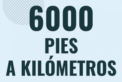Profesor en pizarra explicando cuanto es 6000 pies en kilometros o como pasar de 6000 ft a km