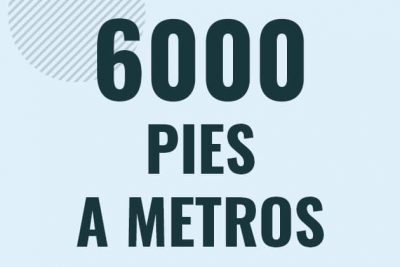 Profesor en pizarra explicando cuanto es 6000 pies en metros o como pasar de 6000 ft a m