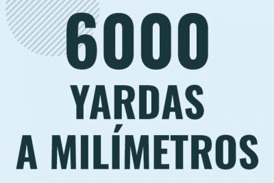 Profesor en pizarra explicando cuanto es 6000 yardas en milimetros o como pasar de 6000 yd a mm