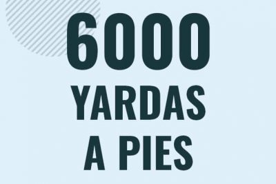 Profesor en pizarra explicando cuanto es 6000 yardas en pies o como pasar de 6000 yd a ft