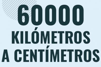 Profesor en pizarra explicando cuanto es 60000 kilometros en centimetros o como pasar de 60000 km a cm
