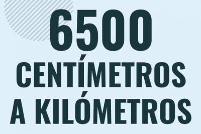 Profesor en pizarra explicando cuanto es 6500 centimetros en kilometros o como pasar de 6500 cm a km