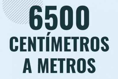 Profesor en pizarra explicando cuanto es 6500 centimetros en metros o como pasar de 6500 cm a m