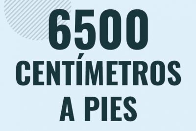 Profesor en pizarra explicando cuanto es 6500 centimetros en pies o como pasar de 6500 cm a ft