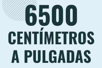 Profesor en pizarra explicando cuanto es 6500 centimetros en pulgadas o como pasar de 6500 cm a in