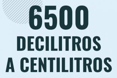 Profesor en pizarra explicando cuanto es 6500 decilitros en centilitros o como pasar de 6500 dl a cl