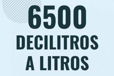 Profesor en pizarra explicando cuanto es 6500 decilitros en litros o como pasar de 6500 dl a l