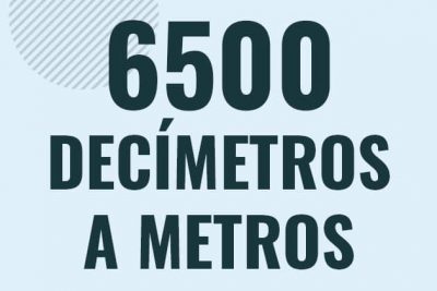 Profesor en pizarra explicando cuanto es 6500 decimetros en metros o como pasar de 6500 dm a m