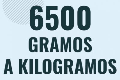 Profesor en pizarra explicando cuanto es 6500 gramos en kilogramos o como pasar de 6500 g a kg