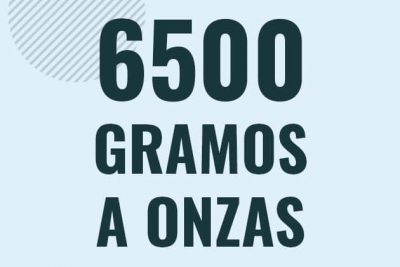 Profesor en pizarra explicando cuanto es 6500 gramos en onzas o como pasar de 6500 g a oz