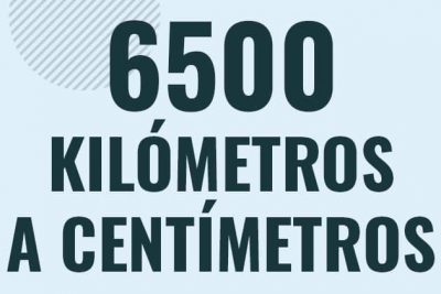 Profesor en pizarra explicando cuanto es 6500 kilometros en centimetros o como pasar de 6500 km a cm