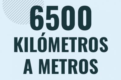Profesor en pizarra explicando cuanto es 6500 kilometros en metros o como pasar de 6500 km a m