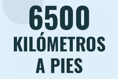 Profesor en pizarra explicando cuanto es 6500 kilometros en pies o como pasar de 6500 km a ft