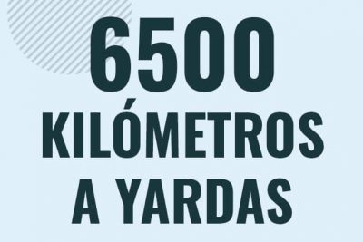 Profesor en pizarra explicando cuanto es 6500 kilometros en yardas o como pasar de 6500 km a yd