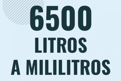 Profesor en pizarra explicando cuanto es 6500 litros en mililitros o como pasar de 6500 l a ml