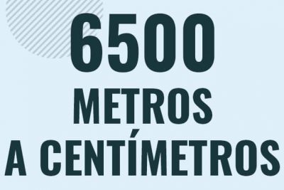 Profesor en pizarra explicando cuanto es 6500 metros en centimetros o como pasar de 6500 m a cm