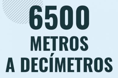 Profesor en pizarra explicando cuanto es 6500 metros en decimetros o como pasar de 6500 m a dm