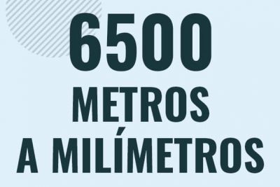 Profesor en pizarra explicando cuanto es 6500 metros en milimetros o como pasar de 6500 m a mm