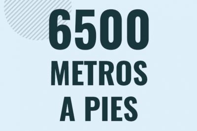 Profesor en pizarra explicando cuanto es 6500 metros en pies o como pasar de 6500 m a ft
