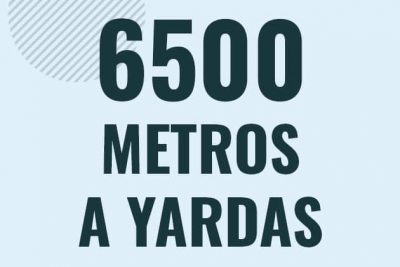Profesor en pizarra explicando cuanto es 6500 metros en yardas o como pasar de 6500 m a yd