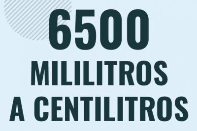 Profesor en pizarra explicando cuanto es 6500 mililitros en centilitros o como pasar de 6500 ml a cl