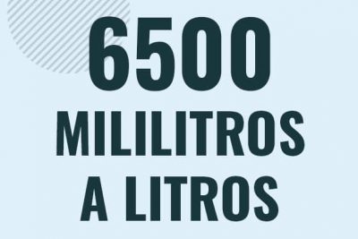 Profesor en pizarra explicando cuanto es 6500 mililitros en litros o como pasar de 6500 ml a l