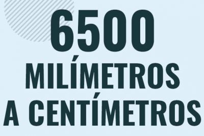 Profesor en pizarra explicando cuanto es 6500 milimetros en centimetros o como pasar de 6500 mm a cm