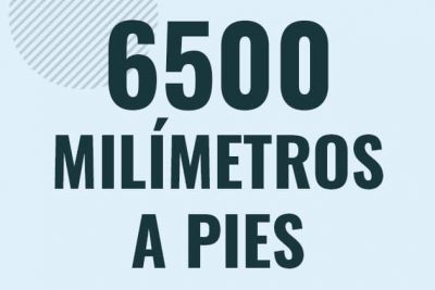 Profesor en pizarra explicando cuanto es 6500 milimetros en pies o como pasar de 6500 mm a ft