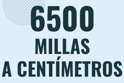 Profesor en pizarra explicando cuanto es 6500 millas en centimetros o como pasar de 6500 mi a cm