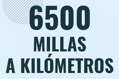 Profesor en pizarra explicando cuanto es 6500 millas en kilometros o como pasar de 6500 mi a km