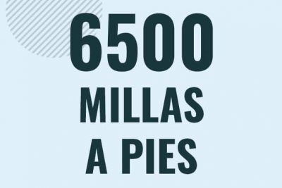 Profesor en pizarra explicando cuanto es 6500 millas en pies o como pasar de 6500 mi a ft