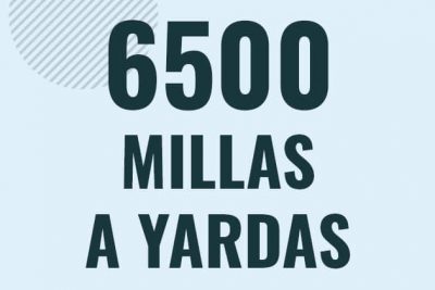 Profesor en pizarra explicando cuanto es 6500 millas en yardas o como pasar de 6500 mi a yd