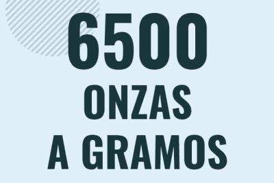 Profesor en pizarra explicando cuanto es 6500 onzas en gramos o como pasar de 6500 oz a g