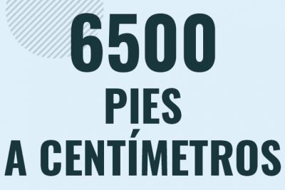 Profesor en pizarra explicando cuanto es 6500 pies en centimetros o como pasar de 6500 ft a cm