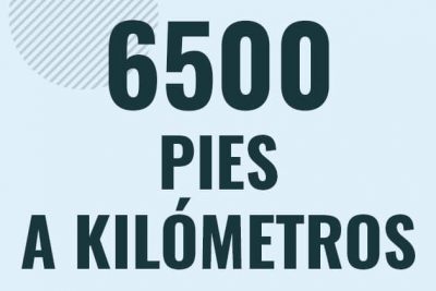 Profesor en pizarra explicando cuanto es 6500 pies en kilometros o como pasar de 6500 ft a km