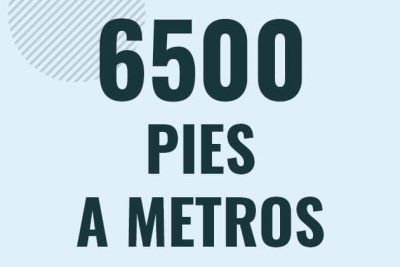 Profesor en pizarra explicando cuanto es 6500 pies en metros o como pasar de 6500 ft a m