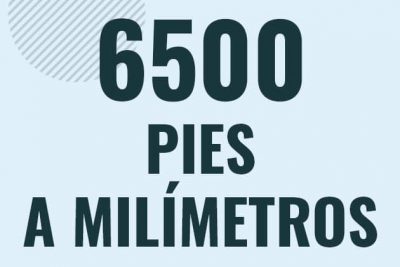 Profesor en pizarra explicando cuanto es 6500 pies en milimetros o como pasar de 6500 ft a mm